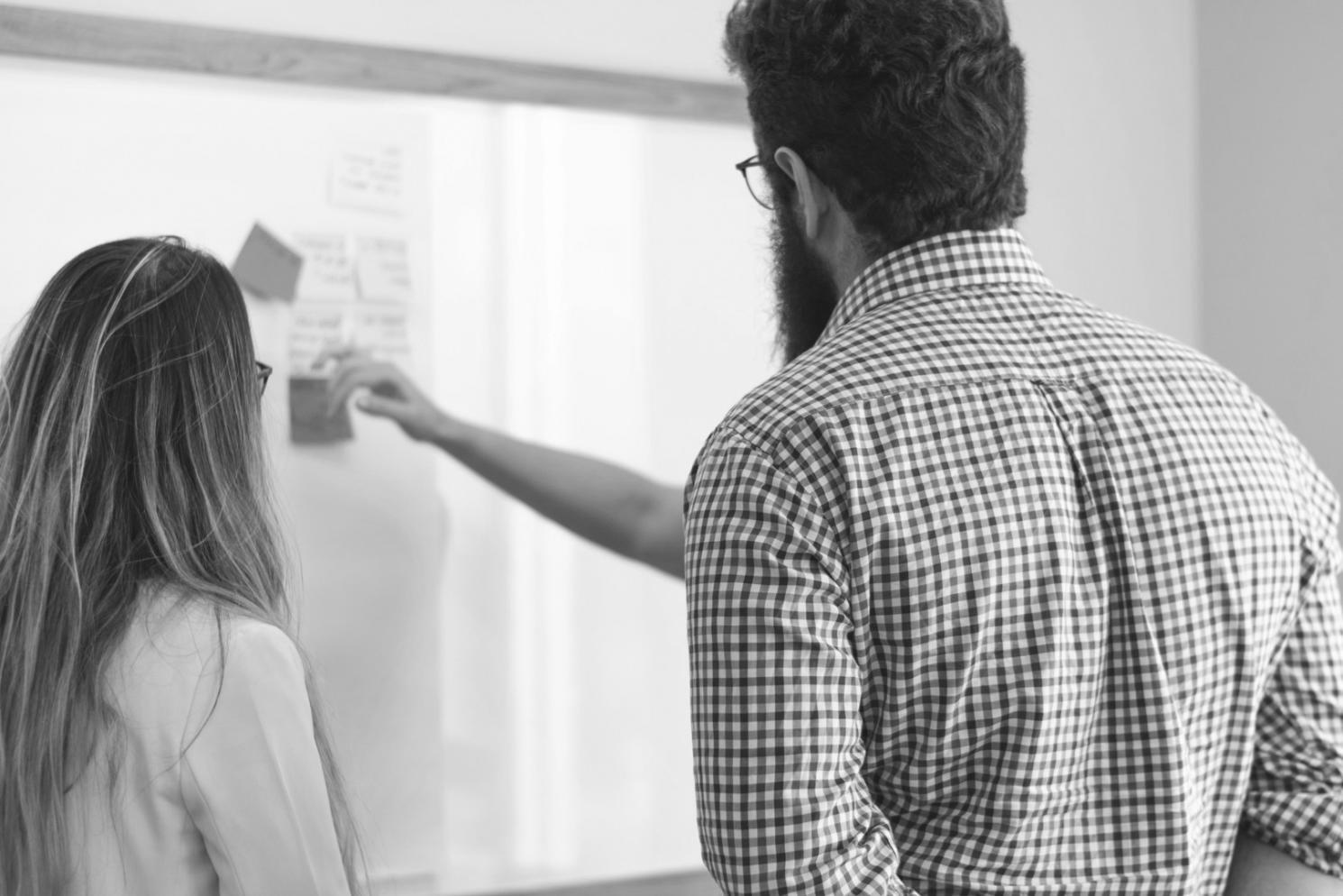 Sesión de formación práctica con análisis financiero en entorno colaborativo