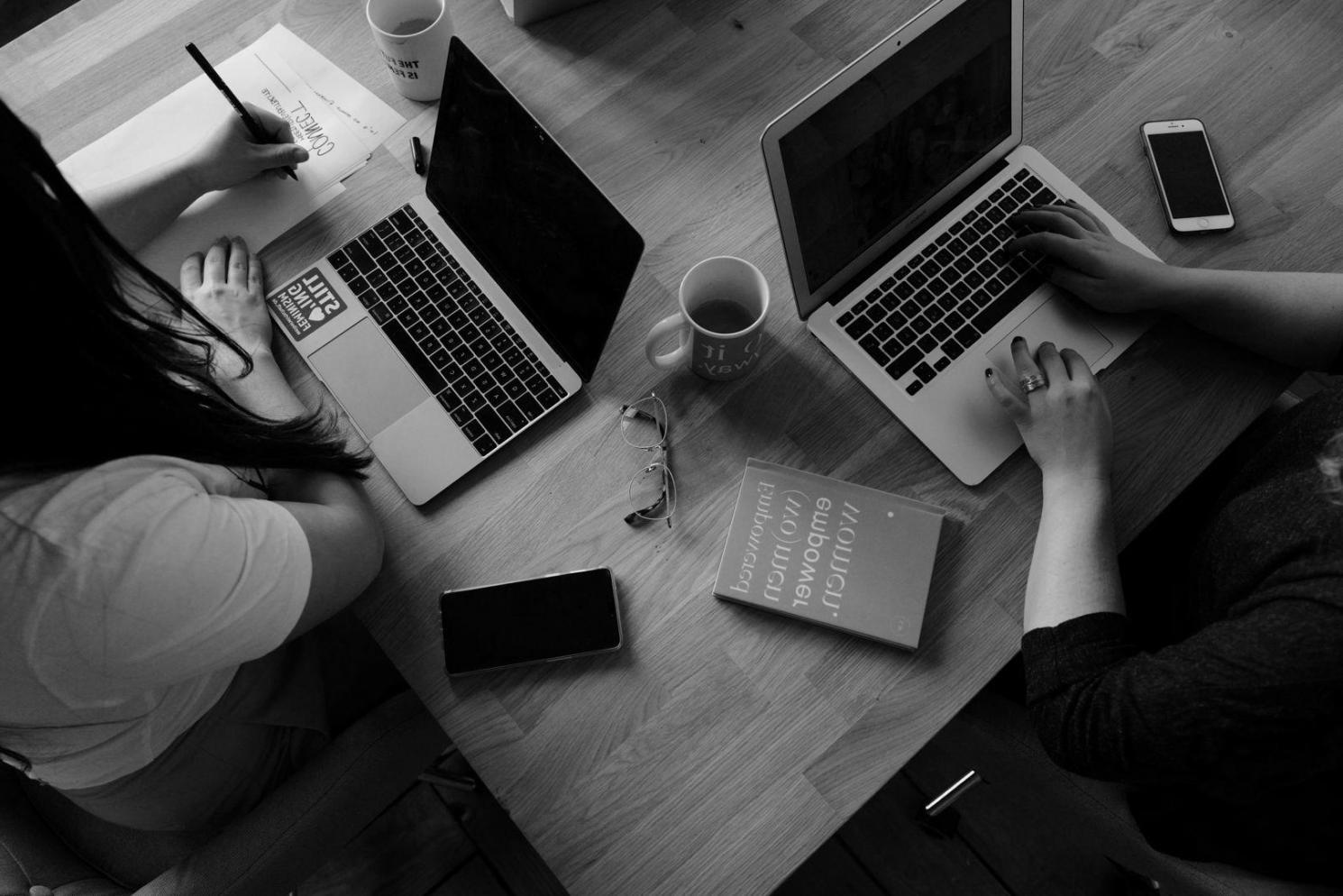 Analista trabajando con hojas de cálculo financieras en entorno profesional