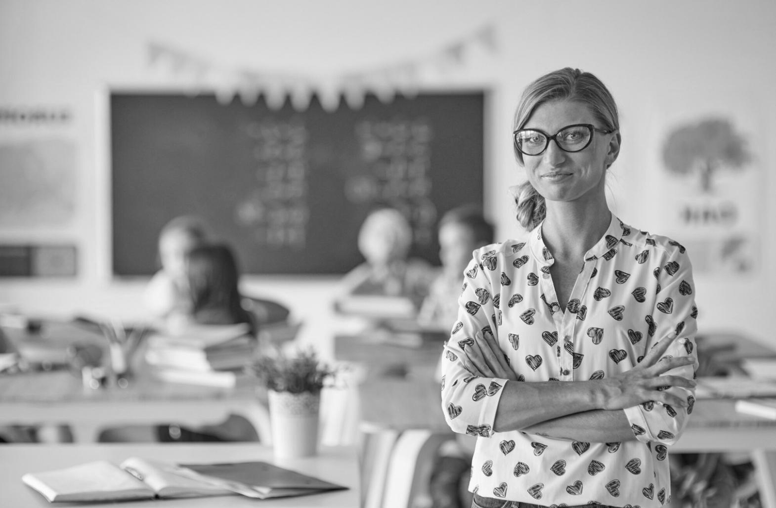 Espacio de trabajo organizado con documentos financieros y herramientas de análisis