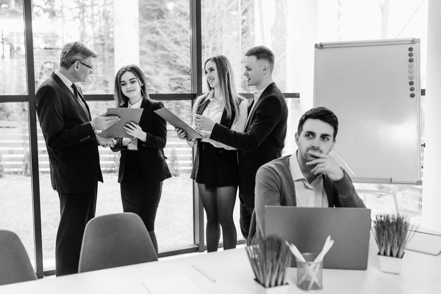 Sesión de formación práctica con análisis colaborativo de datos financieros