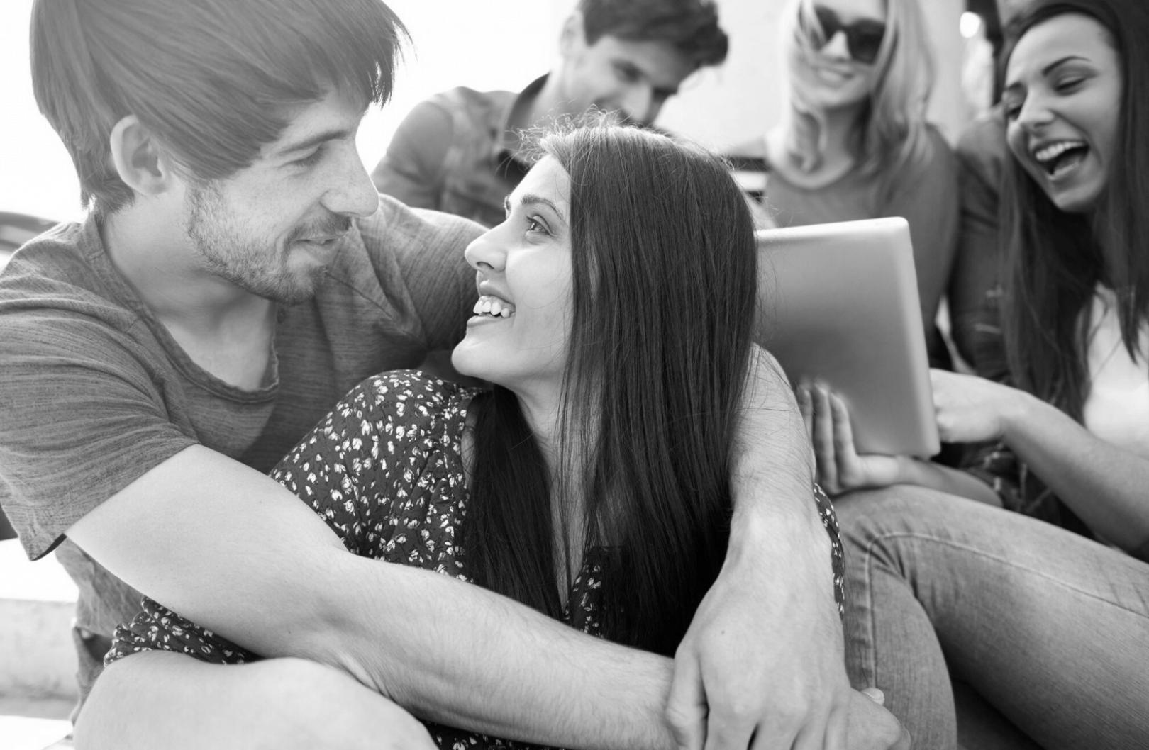 Estudiantes trabajando en modelos financieros con hojas de cálculo avanzadas